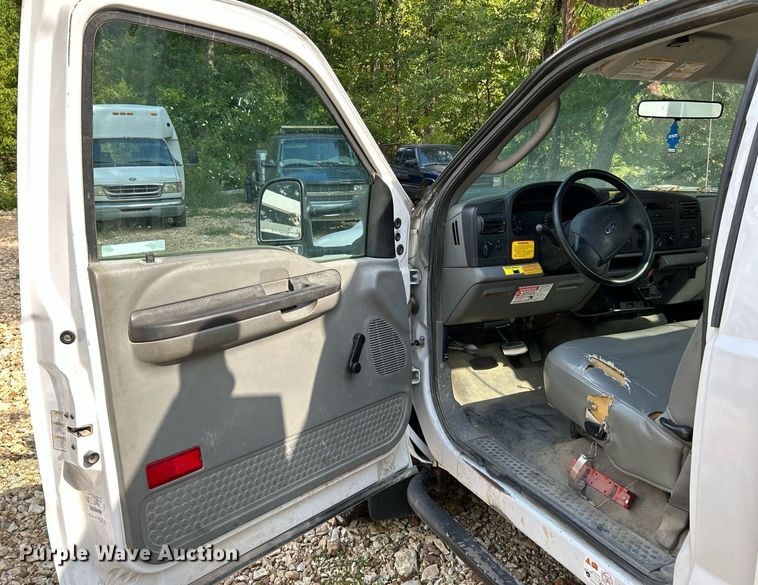 image for item NQ9850 2005 Ford F450 Super Duty XL  bucket truck