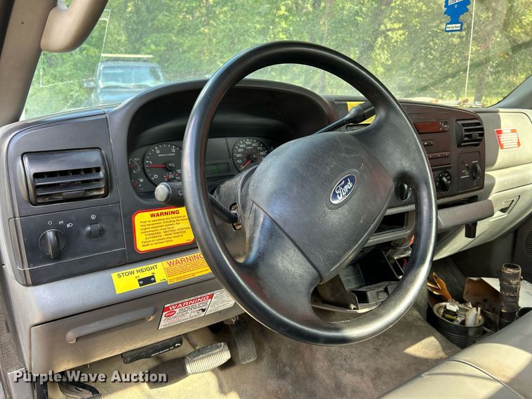 image for item NQ9850 2005 Ford F450 Super Duty XL  bucket truck