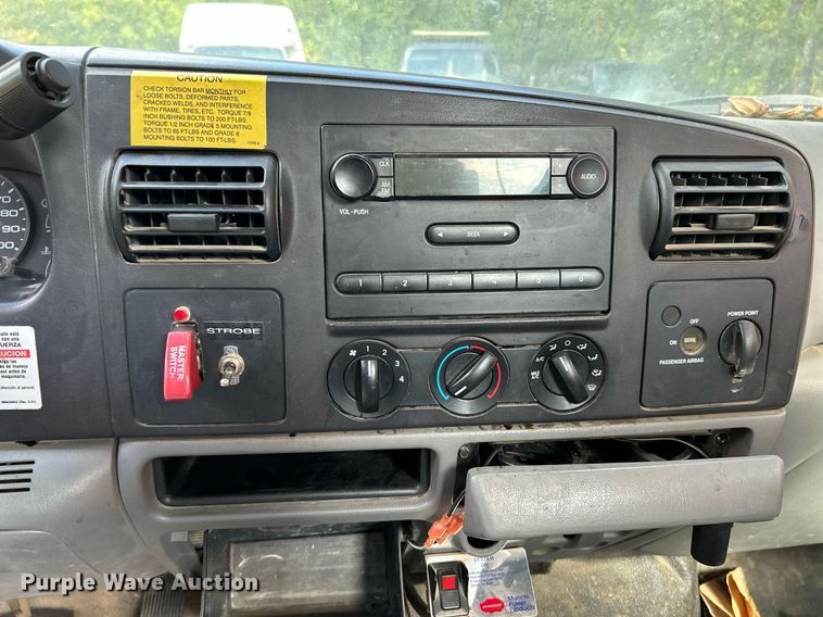 image for item NQ9850 2005 Ford F450 Super Duty XL  bucket truck