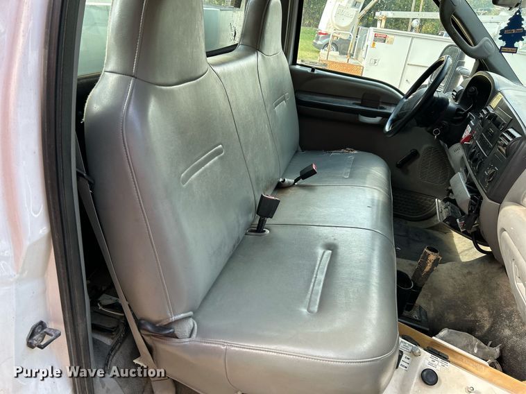 image for item NQ9850 2005 Ford F450 Super Duty XL  bucket truck