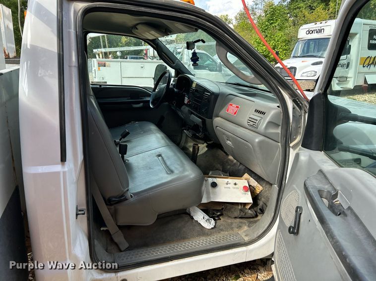 image for item NQ9850 2005 Ford F450 Super Duty XL  bucket truck