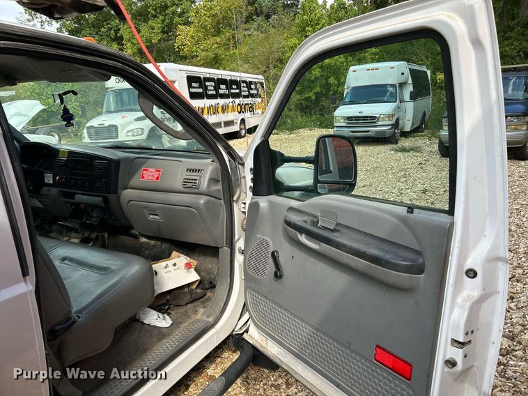 image for item NQ9850 2005 Ford F450 Super Duty XL  bucket truck