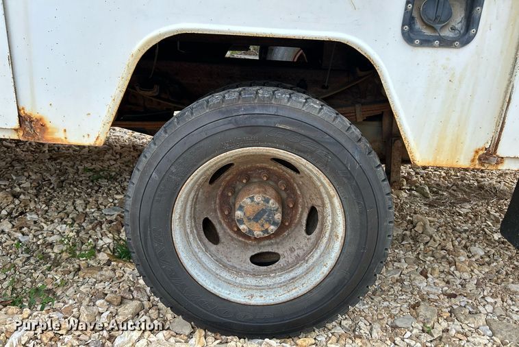 image for item NQ9850 2005 Ford F450 Super Duty XL  bucket truck