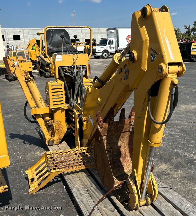 image for item NQ9895 2013 Vermeer B1250  backhoe attachment