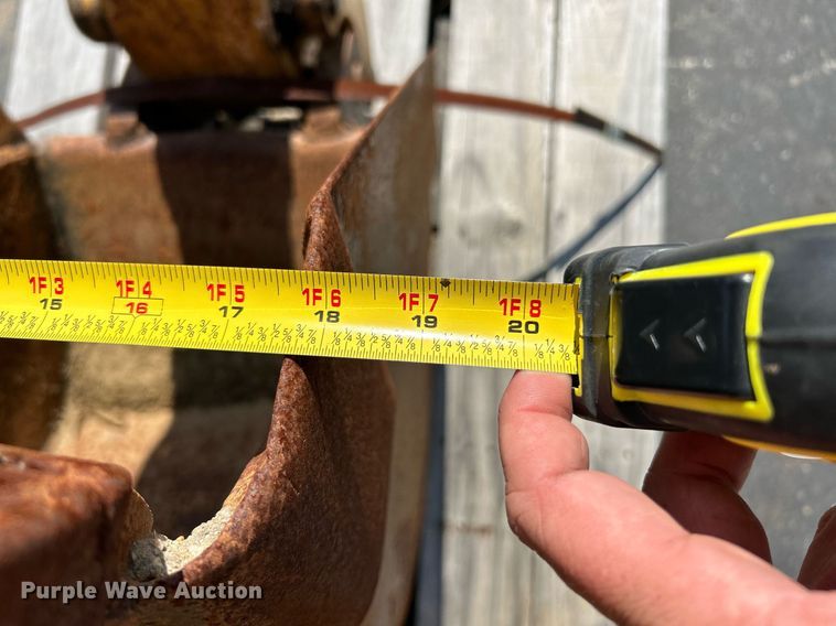 image for item NQ9895 2013 Vermeer B1250  backhoe attachment