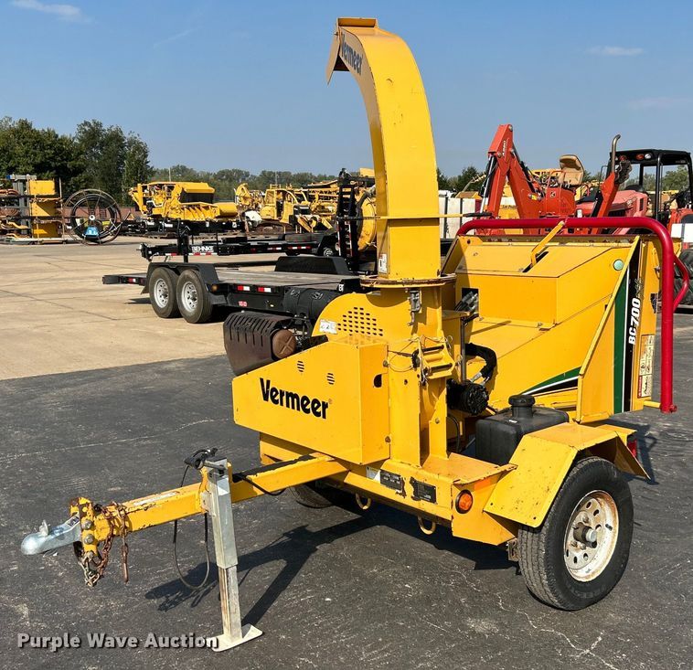 image for item NQ9896 2015 Vermeer BC700XL  wood chipper