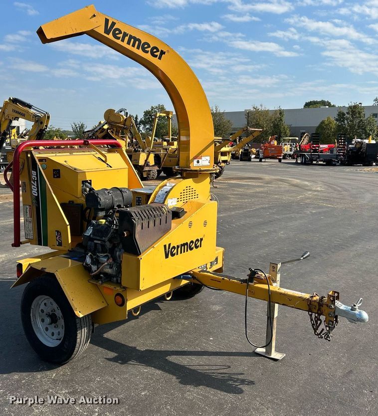 image for item NQ9896 2015 Vermeer BC700XL  wood chipper