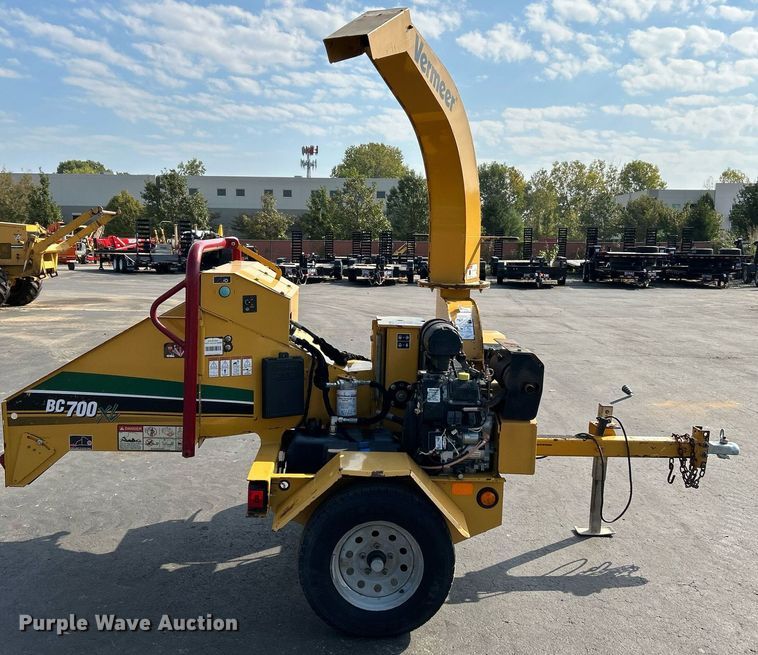 image for item NQ9896 2015 Vermeer BC700XL  wood chipper
