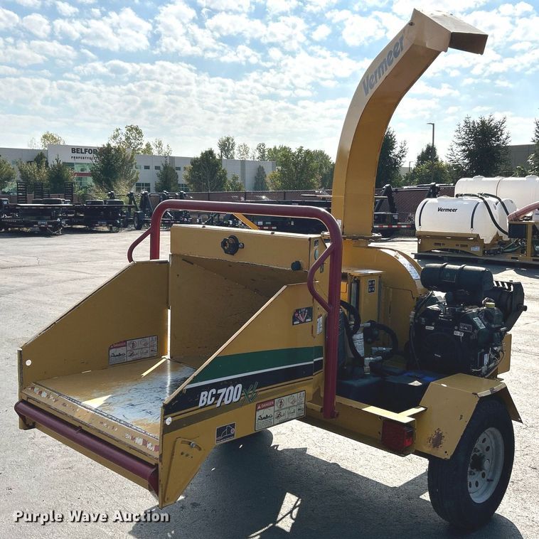 image for item NQ9896 2015 Vermeer BC700XL  wood chipper
