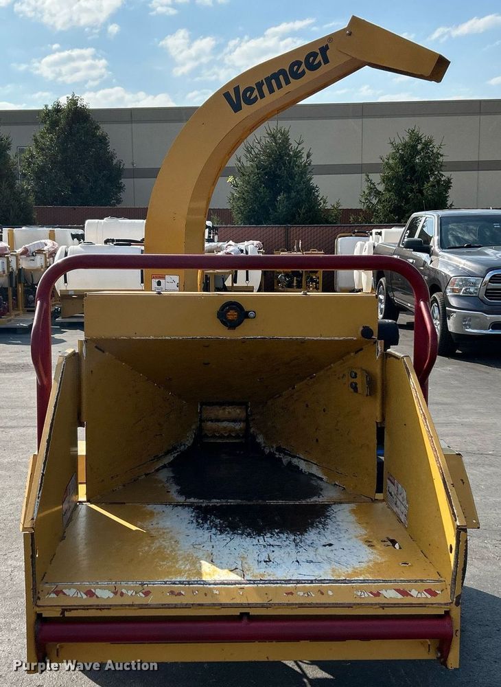 image for item NQ9896 2015 Vermeer BC700XL  wood chipper