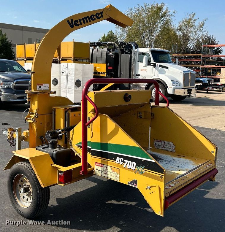 image for item NQ9896 2015 Vermeer BC700XL  wood chipper