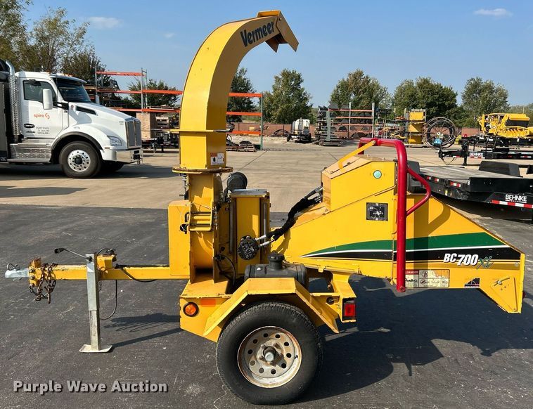 image for item NQ9896 2015 Vermeer BC700XL  wood chipper
