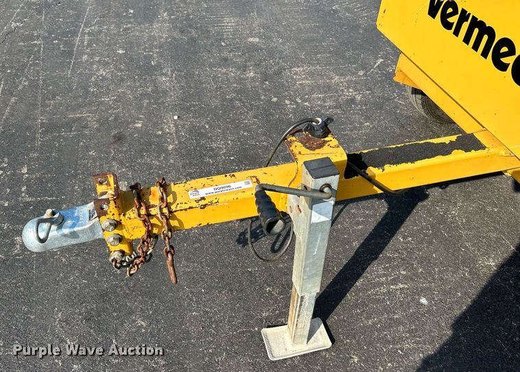 image for item NQ9896 2015 Vermeer BC700XL  wood chipper