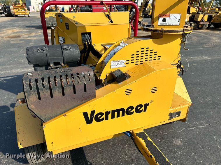 image for item NQ9896 2015 Vermeer BC700XL  wood chipper
