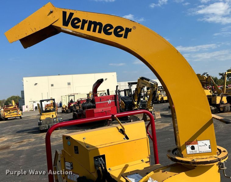image for item NQ9896 2015 Vermeer BC700XL  wood chipper
