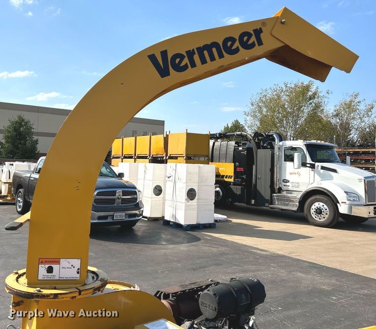 image for item NQ9896 2015 Vermeer BC700XL  wood chipper