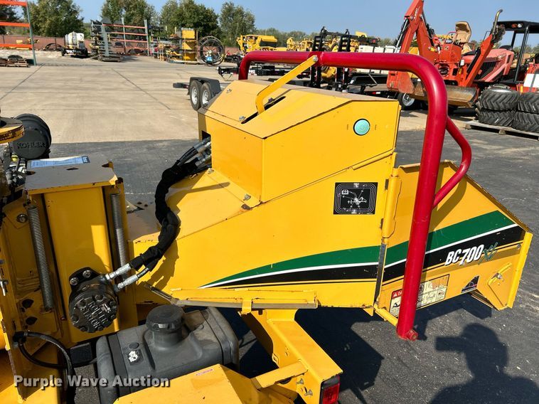 image for item NQ9896 2015 Vermeer BC700XL  wood chipper