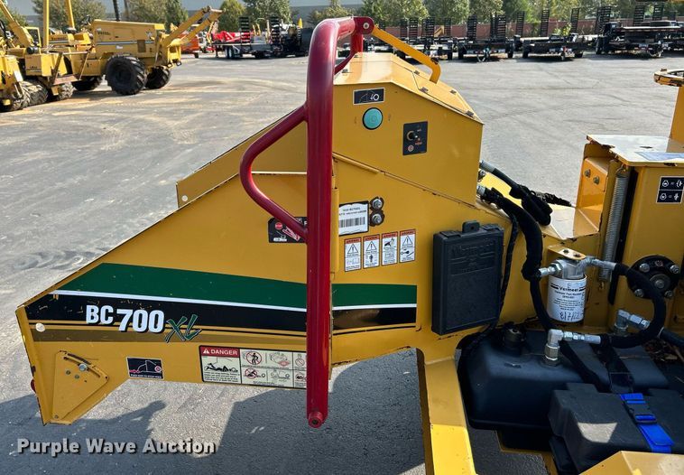 image for item NQ9896 2015 Vermeer BC700XL  wood chipper