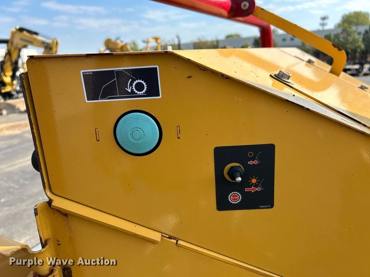 image for item NQ9896 2015 Vermeer BC700XL  wood chipper