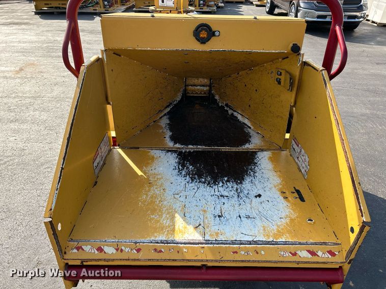 image for item NQ9896 2015 Vermeer BC700XL  wood chipper