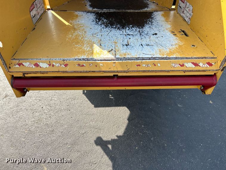 image for item NQ9896 2015 Vermeer BC700XL  wood chipper