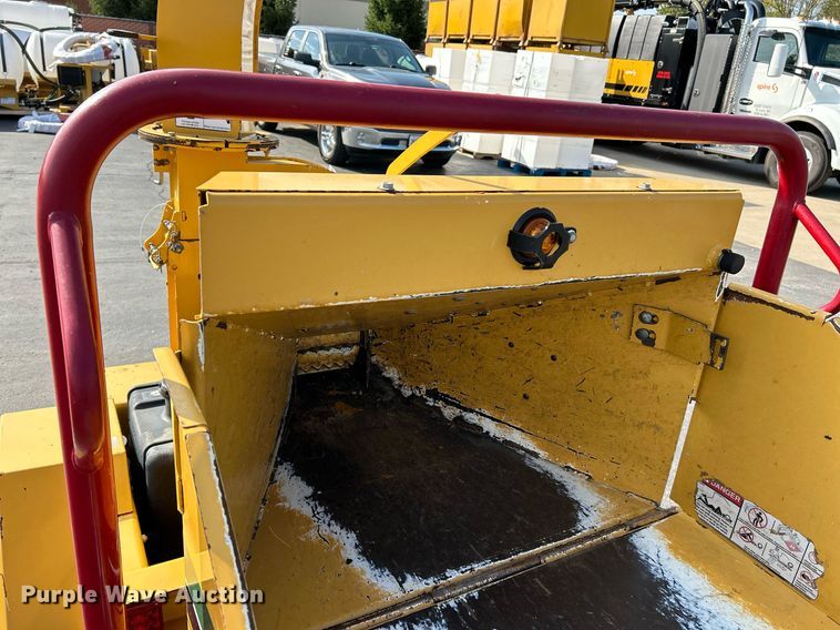 image for item NQ9896 2015 Vermeer BC700XL  wood chipper