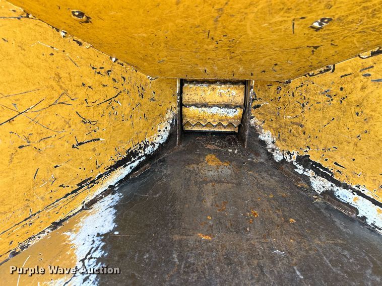 image for item NQ9896 2015 Vermeer BC700XL  wood chipper