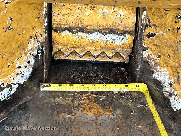 image for item NQ9896 2015 Vermeer BC700XL  wood chipper