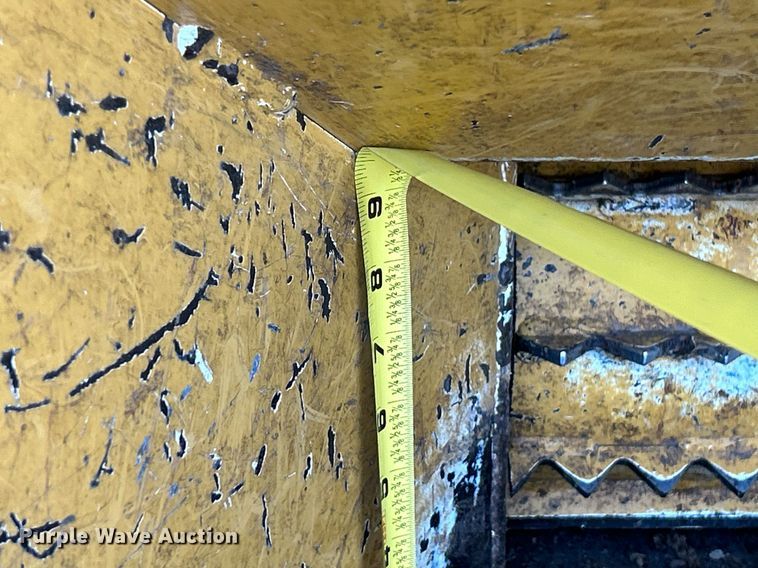 image for item NQ9896 2015 Vermeer BC700XL  wood chipper