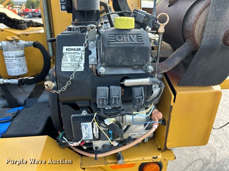 image for item NQ9896 2015 Vermeer BC700XL  wood chipper