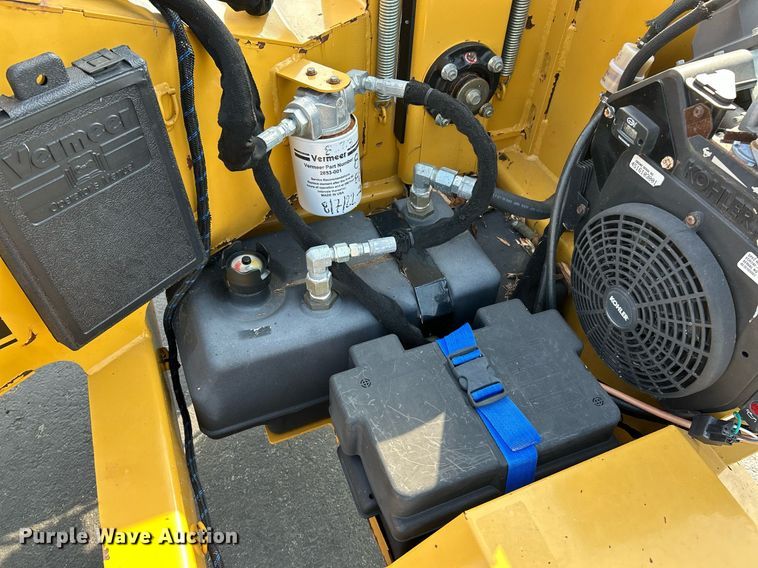 image for item NQ9896 2015 Vermeer BC700XL  wood chipper