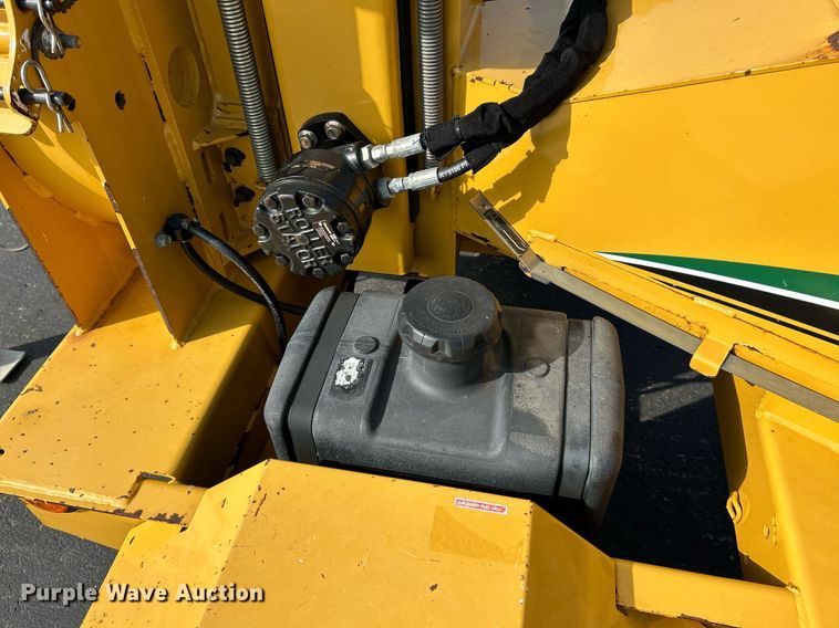 image for item NQ9896 2015 Vermeer BC700XL  wood chipper