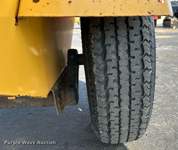 image for item NQ9896 2015 Vermeer BC700XL  wood chipper