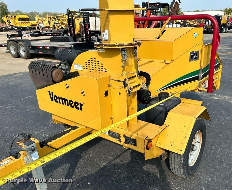 image for item NQ9896 2015 Vermeer BC700XL  wood chipper
