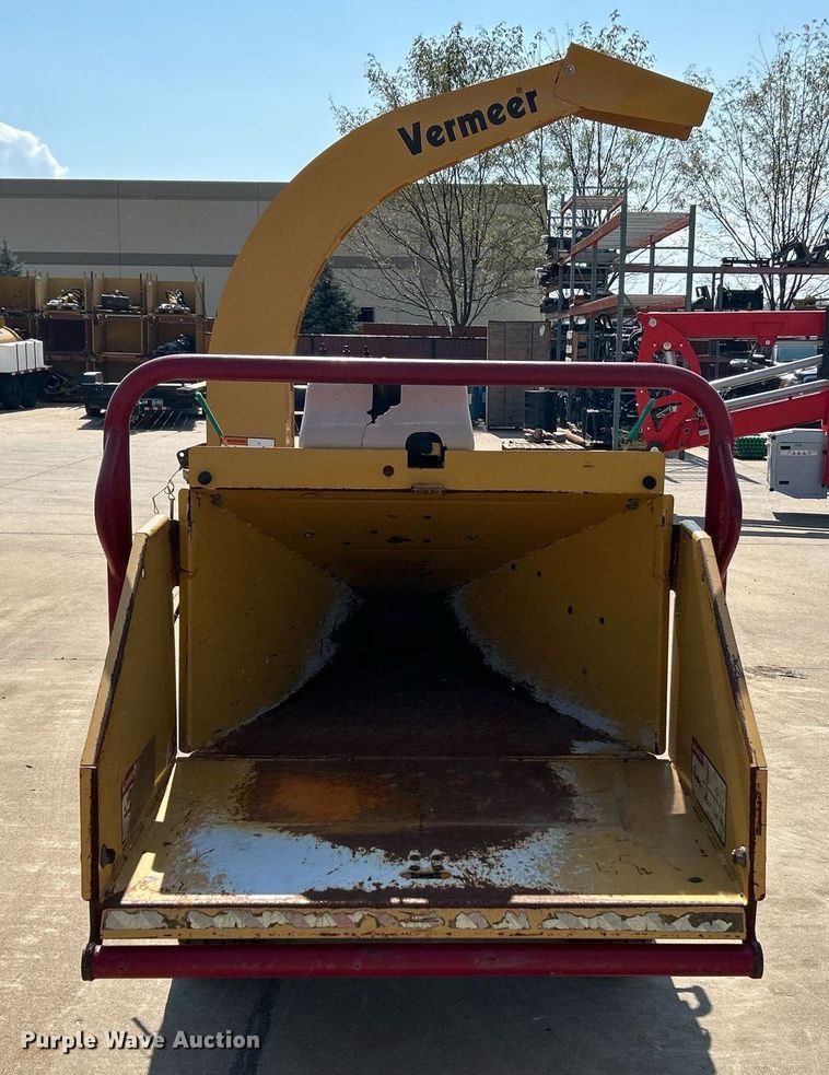 image for item NQ9899 2005 Vermeer BC600XL  wood chipper