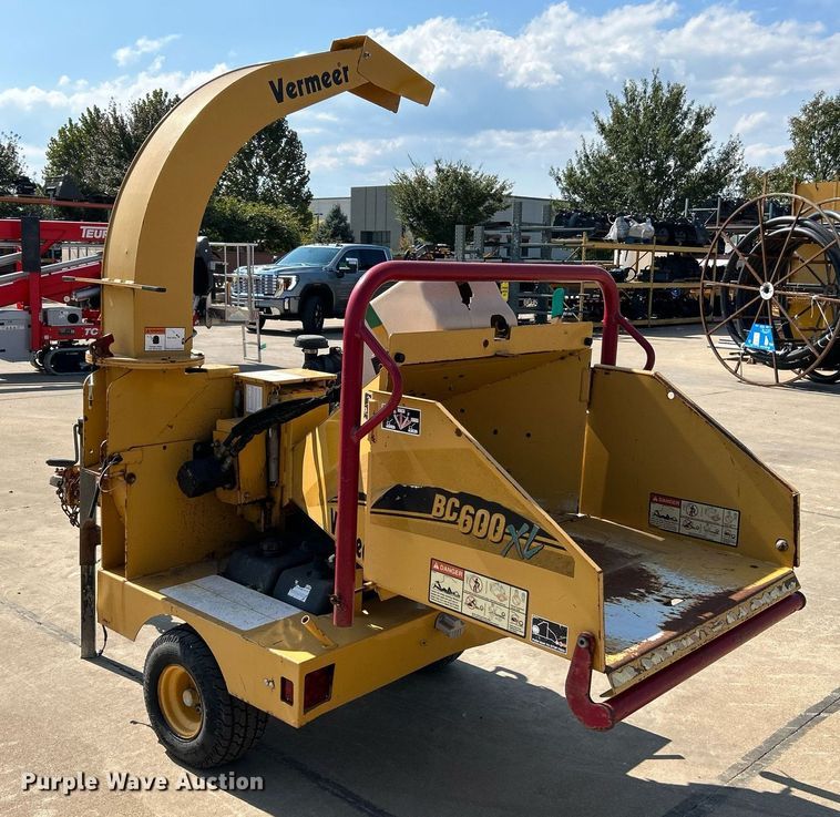 image for item NQ9899 2005 Vermeer BC600XL  wood chipper