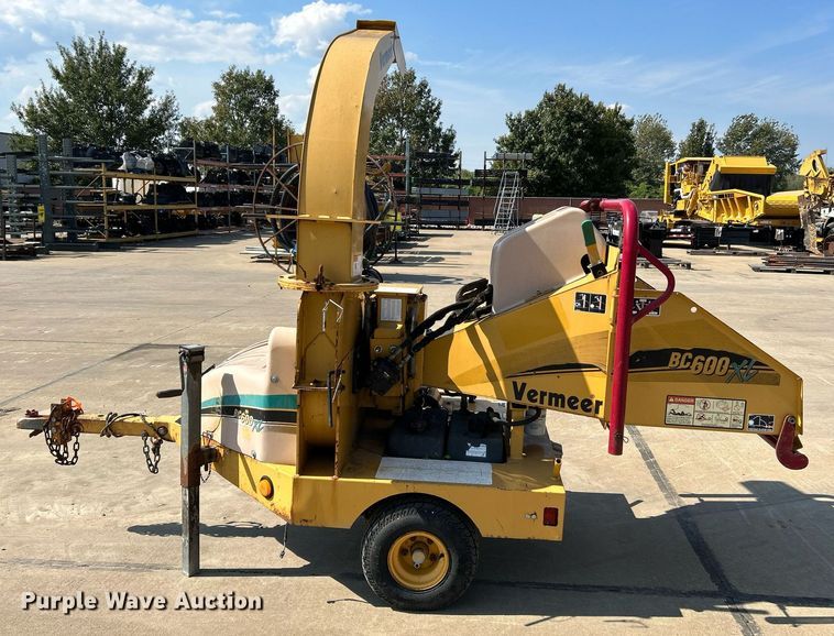 image for item NQ9899 2005 Vermeer BC600XL  wood chipper