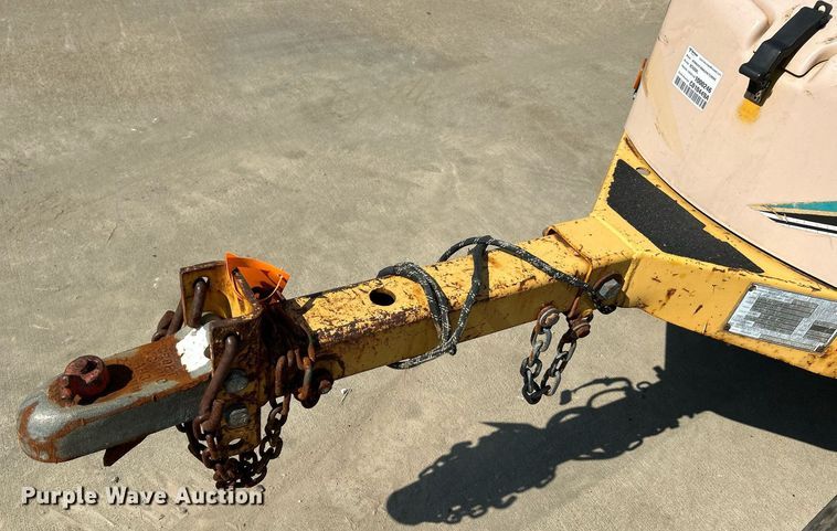 image for item NQ9899 2005 Vermeer BC600XL  wood chipper