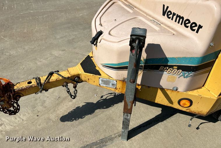 image for item NQ9899 2005 Vermeer BC600XL  wood chipper