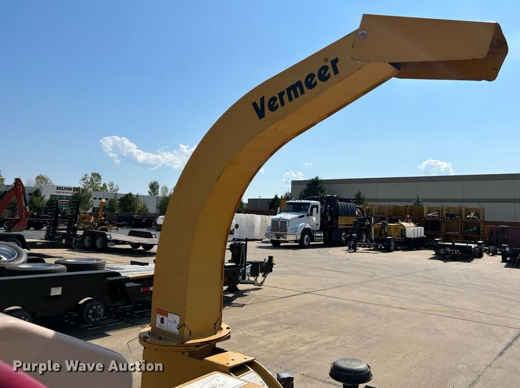 image for item NQ9899 2005 Vermeer BC600XL  wood chipper