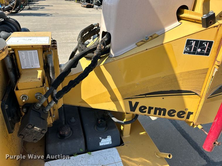 image for item NQ9899 2005 Vermeer BC600XL  wood chipper