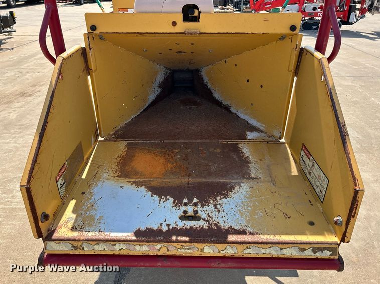 image for item NQ9899 2005 Vermeer BC600XL  wood chipper