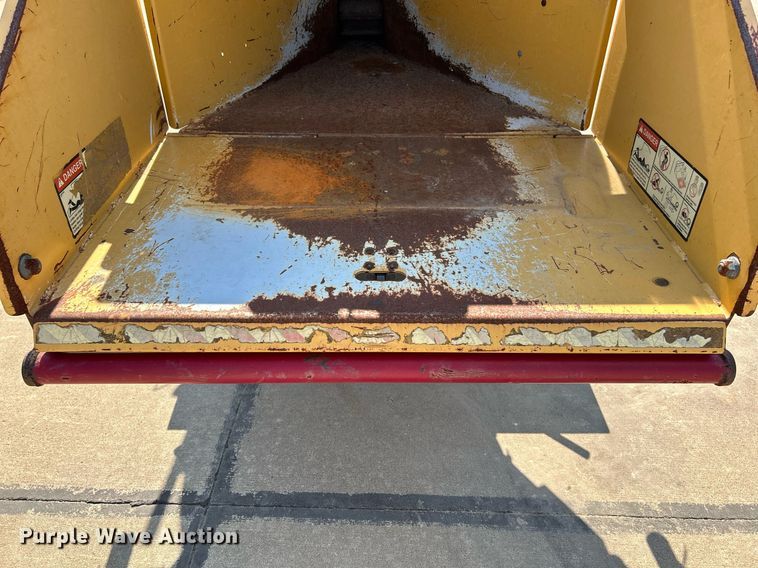 image for item NQ9899 2005 Vermeer BC600XL  wood chipper