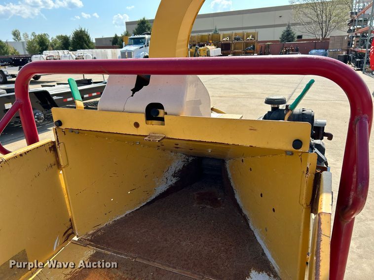 image for item NQ9899 2005 Vermeer BC600XL  wood chipper