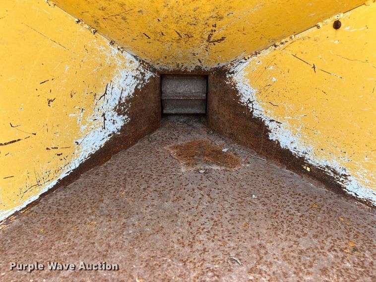 image for item NQ9899 2005 Vermeer BC600XL  wood chipper