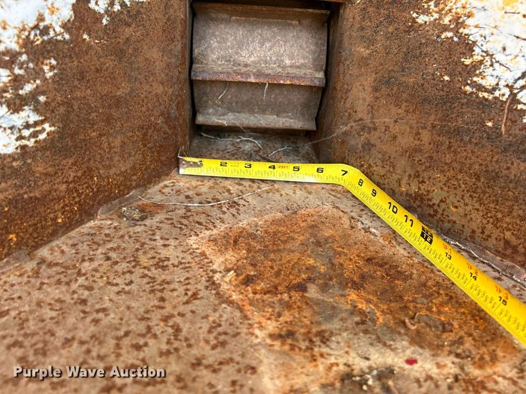 image for item NQ9899 2005 Vermeer BC600XL  wood chipper