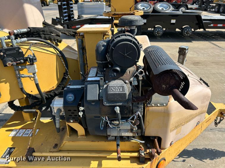 image for item NQ9899 2005 Vermeer BC600XL  wood chipper