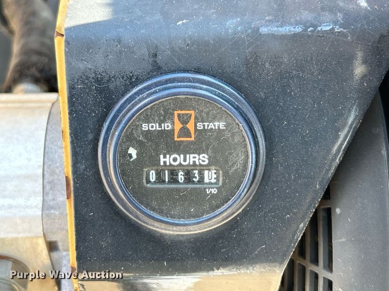 image for item NQ9899 2005 Vermeer BC600XL  wood chipper