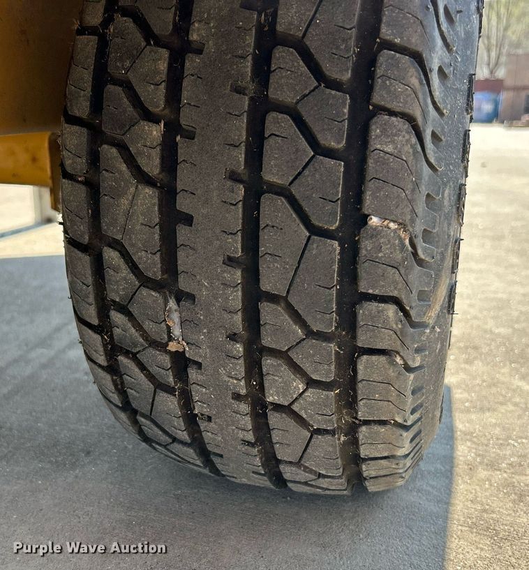 image for item NQ9899 2005 Vermeer BC600XL  wood chipper