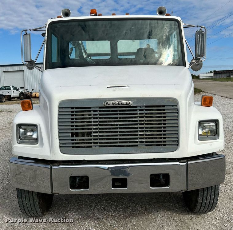 image for item NQ9907 1999 Freightliner FL60  utility / service truck